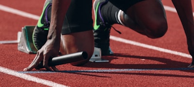 赛场窗口实时直播足球比赛激烈对抗瞬间